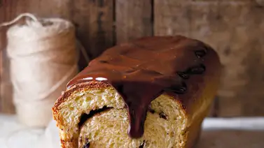 Torta marmoleada con cubierta de chocolate Torta marmoleada con cubierta de chocolate