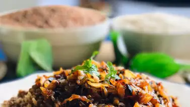 Mujadara: plato libanés a base de arroz y lentejas Mujadara: plato libanés a base de arroz y lentejas