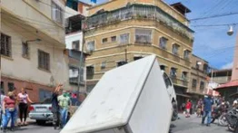 Camión cae adentro de un mega hueco en Catia (+Video)