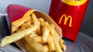 Un trabajador de McDonald’s revela cómo sirven las papas fritas a los “clientes groseros”