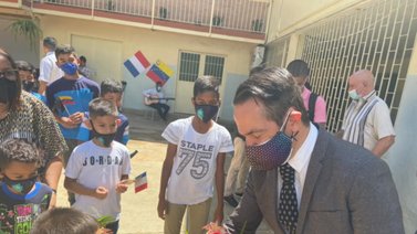 Embajada de Francia solidaria con los niños de Catia
