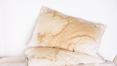 Eliminar las manchas amarillas de las almohadas