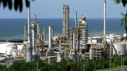 Tanque de refinería se incendia tras el impacto de un rayo en Carabobo