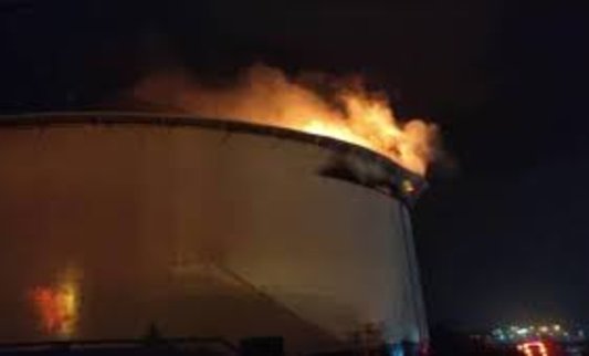 Tanque de refinería se incendia tras el impacto de un rayo en Carabobo Tanque de refinería se incendia tras el impacto de un rayo en Carabobo