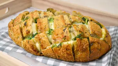 Pan relleno con queso, ajo y perejil Pan relleno con queso, ajo y perejil