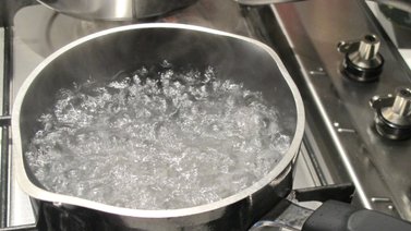 Cómo hervir el agua para beber y cocinar