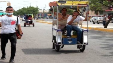 Marabinos implementan "ciclotaxis" ante escasez de gasolina y de transporte público (+Video)