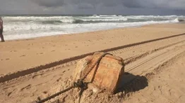 Descubren unas "cajas misteriosas" con inscripciones en japonés en las costas de Brasil