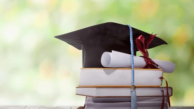 Universitarios denuncian retraso de tres años en entrega de títulos