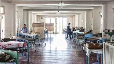 Pacientes compran insumos médicos para ser atendidos en hospitales
