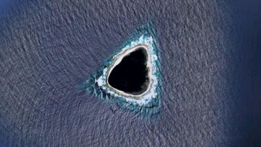 Hallan un "agujero negro" en medio del océano en Google Maps