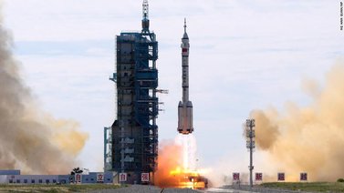 China lanza con éxito la nave con tres astronautas a bordo a su estación espacial
