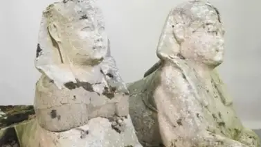 Una familia descubre que dos estatuas de su jardín son esfinges del Antiguo Egipto Una familia descubre que dos estatuas de su jardín son esfinges del Antiguo Egipto