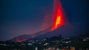 Lava avanza por tres coladas sin que se vislumbre el final de la erupción Lava avanza por tres coladas sin que se vislumbre el final de la erupción