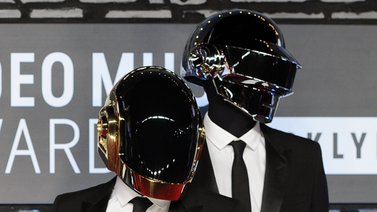 Japón presenta unos lentes de sol al estilo "Daft Punk" (+Fotos)