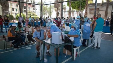 Oposición pide "aplicar criterios de OMS" en vacunación contra COVID-19 en el país