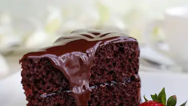 Torta húmeda de chocolate con helado Torta húmeda de chocolate con helado