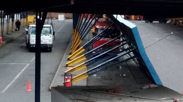 Andén se desploma sobre un autobús en el terminal de Nuevo Circo (+FOTOS)