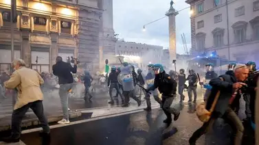 Protestan en Roma por requerimiento de pase verde contra el COVID-19 Protestan en Roma por requerimiento de pase verde contra el COVID-19