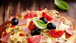 Pizza con champiñones y jamón ¡triángulos de sabor!