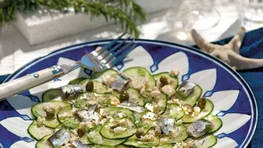 Saludable carpaccio de pepino con sardinas Saludable carpaccio de pepino con sardinas
