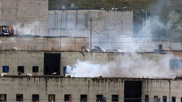Faltan por identificar una docena de reos muertos en el motín de Ecuador