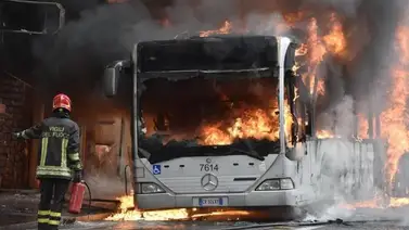 Un incendio destruye 30 autobuses públicos en Roma Un incendio destruye 30 autobuses públicos en Roma