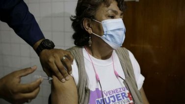 Inician vacunación a adultos mayores en Baruta
