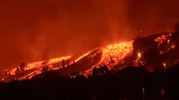 El magma del volcán elimina la zona surfista de Guirres