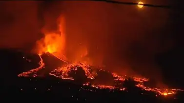 Lava crea un delta de 500 metros de ancho y decolora el mar en La Palma Lava crea un delta de 500 metros de ancho y decolora el mar en La Palma