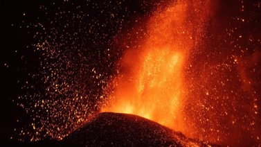 Lava del volcán de La Palma llega al océano y crea una nube de humo