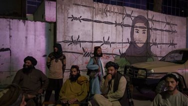 Talibanes prohíben a barberos cortar la barba a sus clientes