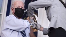 El presidente Biden se pone la tercera dosis de la vacuna de Pfizer contra el coronavirus