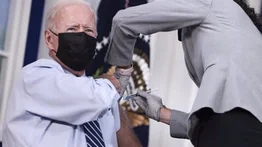 El presidente Biden se pone la tercera dosis de la vacuna de Pfizer contra el coronavirus