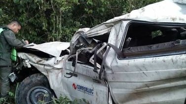 Camioneta cae al vacío del viaducto 1 de la autopista Caracas-La Guaira