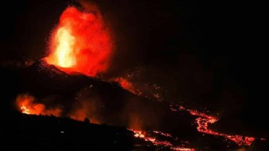 La lava del volcán de La Palma acelera su velocidad