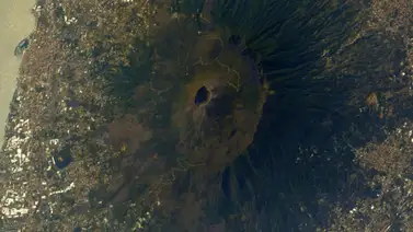 Fascinante foto desde el espacio de uno de los volcanes más mortíferos de la historia Fascinante foto desde el espacio de uno de los volcanes más mortíferos de la historia