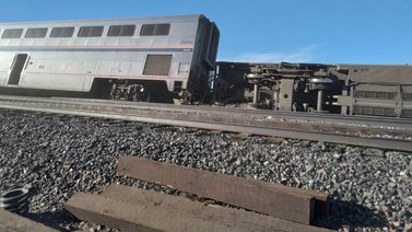 Al menos tres muertos en descarrilamiento de tren de pasajeros en EEUU