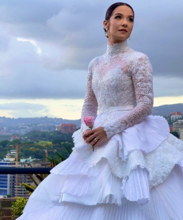 Hugo Espina revela detalles del vestido de novia diseñado para Daniela Alvarado Hugo Espina revela detalles del vestido de novia diseñado para Daniela Alvarado