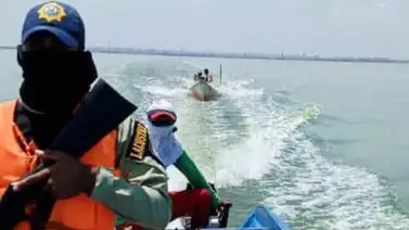 Rescatan peñero a la deriva con dos tripulantes en el Lago Rescatan peñero a la deriva con dos tripulantes en el Lago