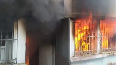 Una casa se incendia por completo en el centro de Caracas Una casa se incendia por completo en el centro de Caracas
