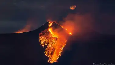 El volcán Etna experimenta una nueva erupción con emisión de cenizas y lava El volcán Etna experimenta una nueva erupción con emisión de cenizas y lava