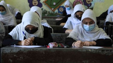 Escuelas secundarias abren en Afganistán sin niñas ni profesoras