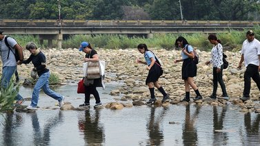 Detienen a 2 sujetos encargados de pasar a niños y adolescentes por la "trocha"