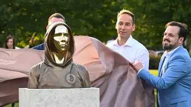 Budapest dedica la primera estatua del mundo al creador de la moneda digital Bitcoin Budapest dedica la primera estatua del mundo al creador de la moneda digital Bitcoin