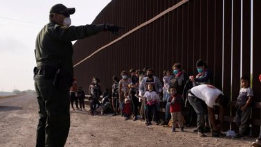 Juez de EEUU prohíbe expulsar a familias migrantes sin dejarles pedir asilo