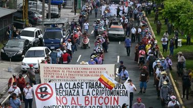 Salvadoreños protestan contra el gobierno del presidente, Nayib Bukele, en rechazo al bitcoin