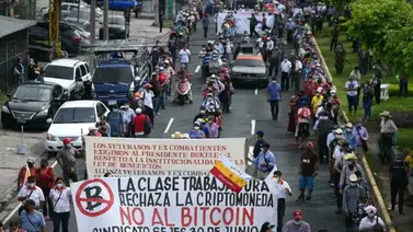 Salvadoreños protestan contra el gobierno del presidente, Nayib Bukele, en rechazo al bitcoin Salvadoreños protestan contra el gobierno del presidente, Nayib Bukele, en rechazo al bitcoin