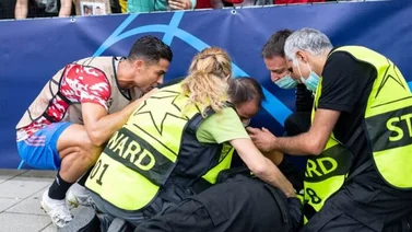 Cristiano Ronaldo regala su camiseta a la mujer que noqueó con un balonazo