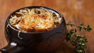 Aprende a elaborar la tradicional sopa de cebolla